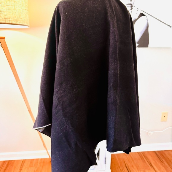 Burberry Fine Marino Wool Cape 140x140 Reversible - Picture 6 of 9